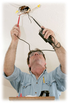 Revizní technik provádí revizi elektroinstalace